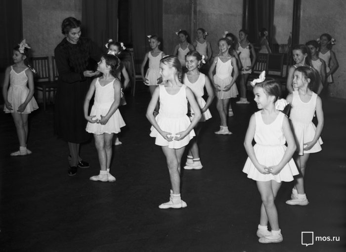 Ballet lessons; photo taken from: https://www.mos.ru/en/news/item/18650073/