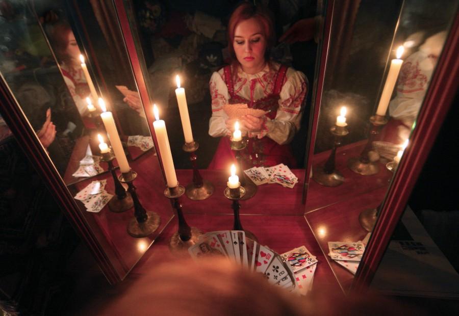 Fortune telling (гадание); photo taken from: http://u-f.ru/article/christmas/u12353/2019/01/06/267071